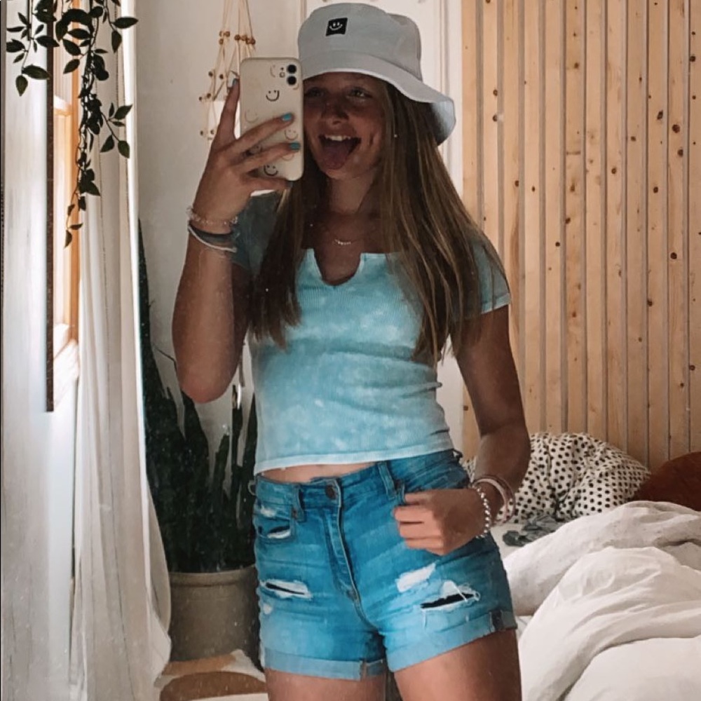 Hi 🙋‍♀️! Meet your Posher Brooklyn Numbers